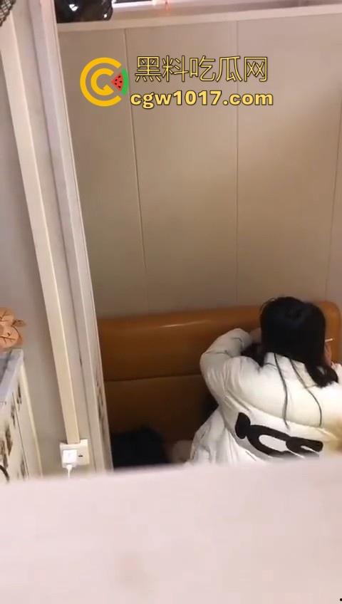 情侣奶茶包间偷吃禁果,孤男寡女共处一室性瘾上头,直接脱裤子就是干,女上主动骑乘榨精,羡慕小哥!-5