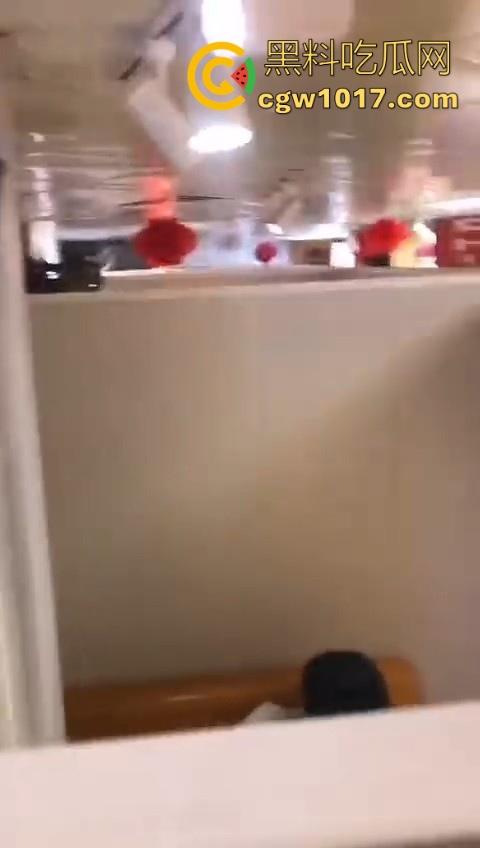 情侣奶茶包间偷吃禁果,孤男寡女共处一室性瘾上头,直接脱裤子就是干,女上主动骑乘榨精,羡慕小哥!-8