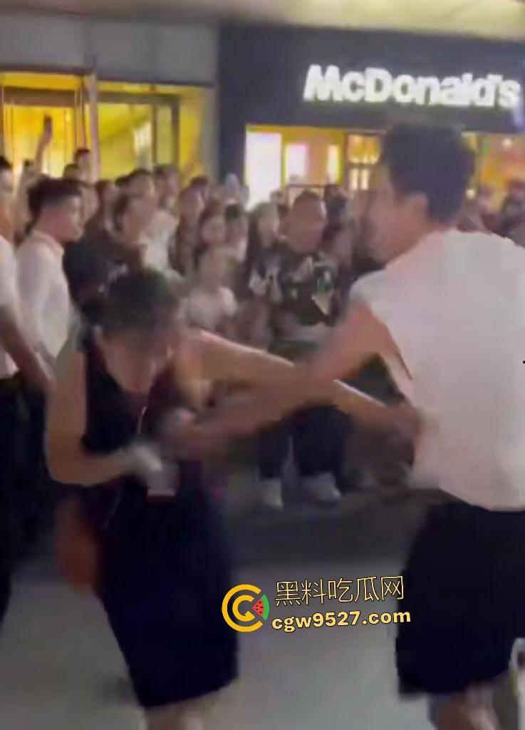 广东四会吾悦广场,男友和父亲抢挚爱,白衣男友一拳颈动脉爆击黑衣爹直接倒地,这抢女人下狠手啊!-5