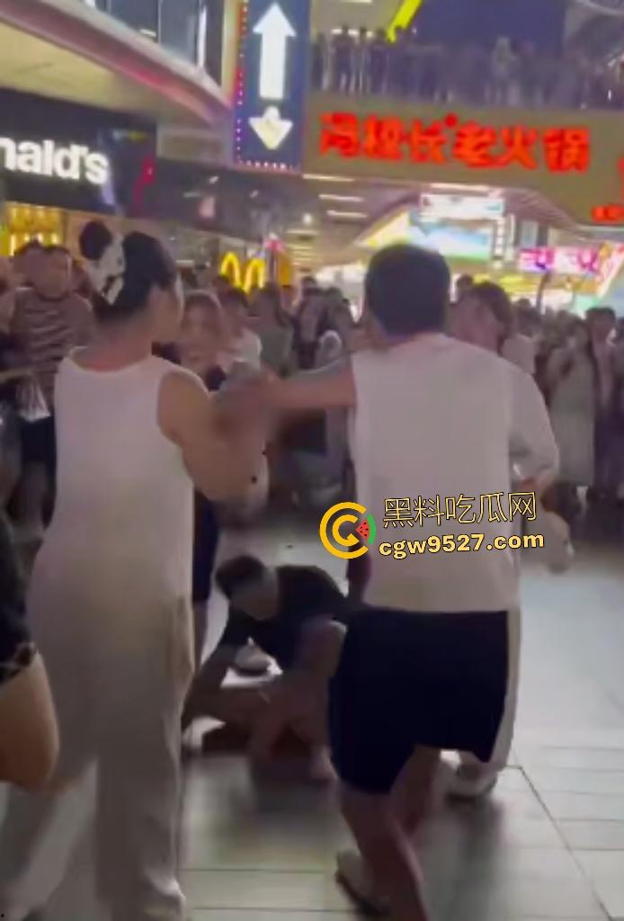 广东四会吾悦广场,男友和父亲抢挚爱,白衣男友一拳颈动脉爆击黑衣爹直接倒地,这抢女人下狠手啊!-6