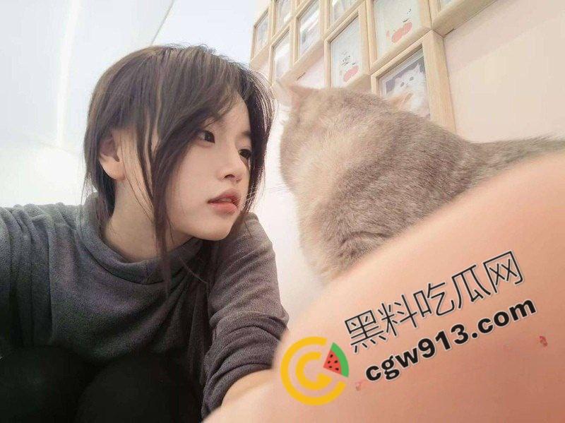 安徽师范美少女的秘密:极致诱惑与色情欲望的交融,吸吮大屌口活一流技术精湛-2