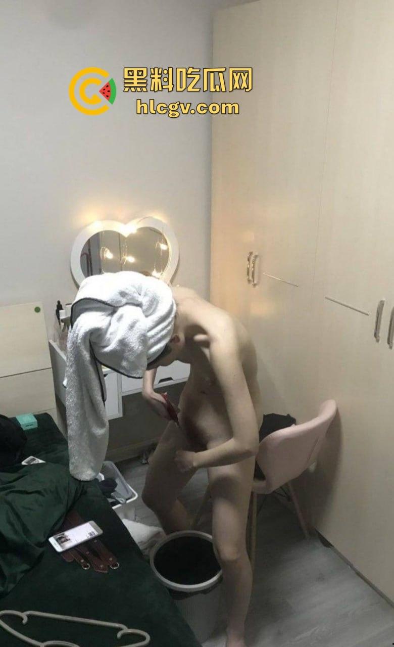 南充美女【李婉钰】被前男友曝光私密视频!黑丝长腿玩兴跳,长棍插穴骚气爆棚!-18