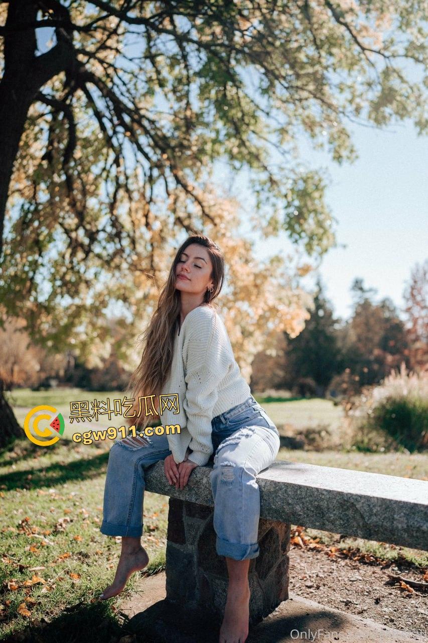 OnlyFans【Glitterati】棕发尤物,厕所被干到脸红,娇喘撸18厘米巨屌,深洞吞精如无底渊潭!-1