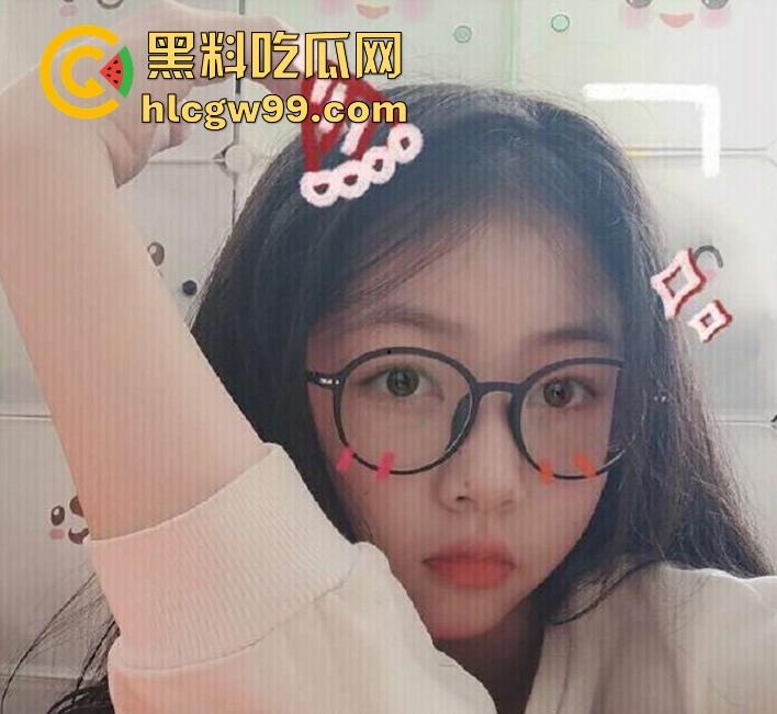 武汉大学反差眼镜女大【林新一】被金主调教视频曝光,各种场合忘我口交,表情销魂口技一流!-1