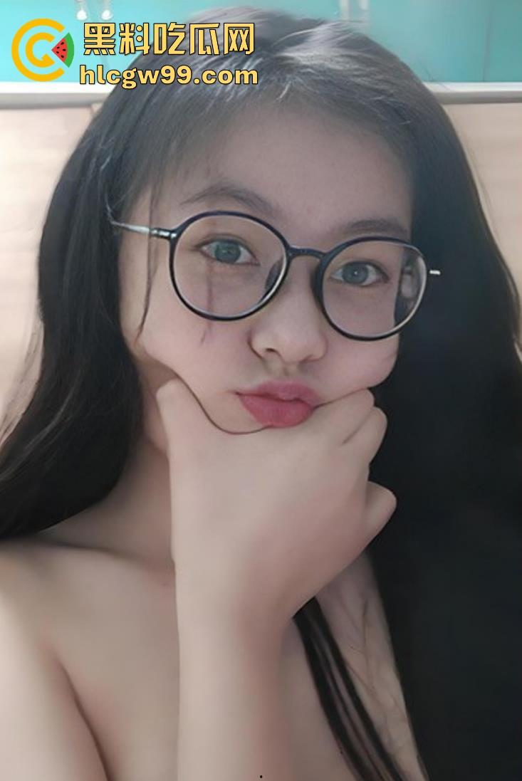 武汉大学反差眼镜女大【林新一】被金主调教视频曝光,各种场合忘我口交,表情销魂口技一流!-3