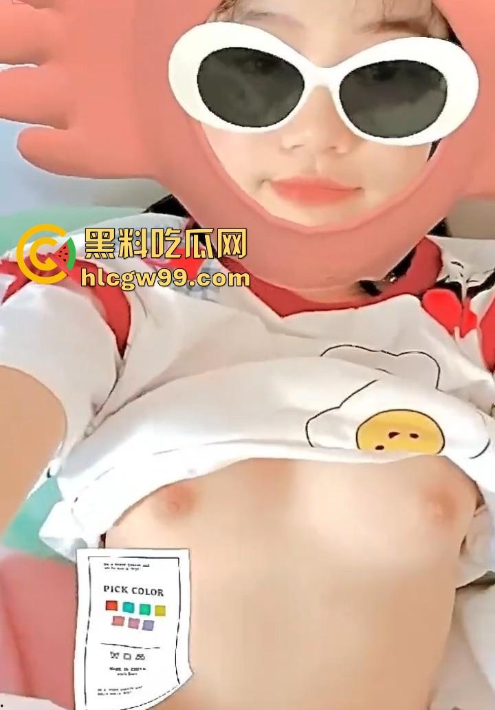 武汉大学反差眼镜女大【林新一】被金主调教视频曝光,各种场合忘我口交,表情销魂口技一流!-4