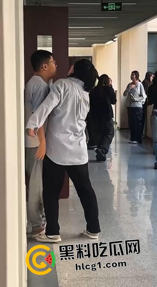 炸裂高二学生 楼道亲嘴摸奶 奶子被揉的飞起 你俩直接当场干吧-1