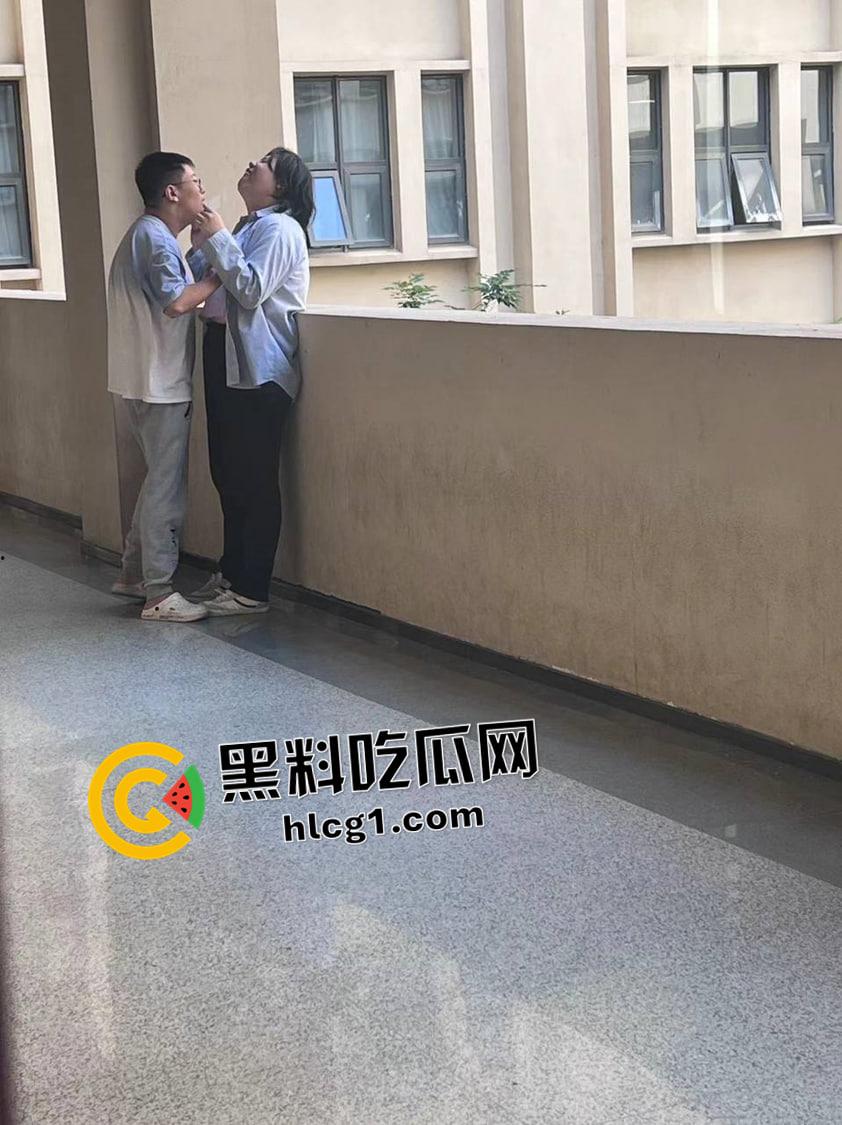 炸裂高二学生 楼道亲嘴摸奶 奶子被揉的飞起 你俩直接当场干吧-2