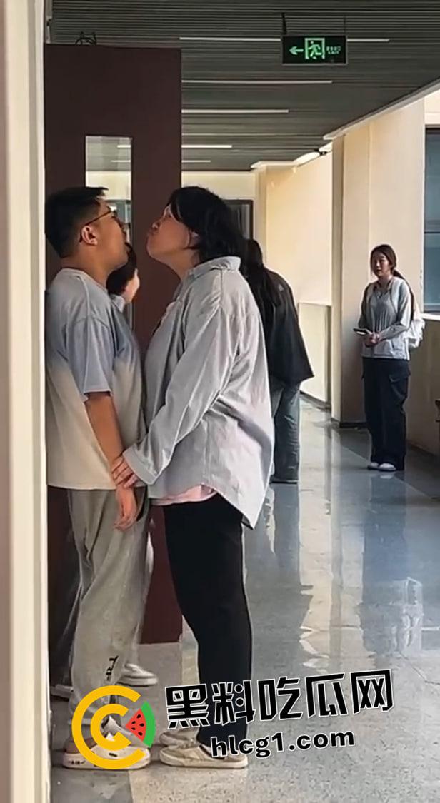 炸裂高二学生 楼道亲嘴摸奶 奶子被揉的飞起 你俩直接当场干吧-3