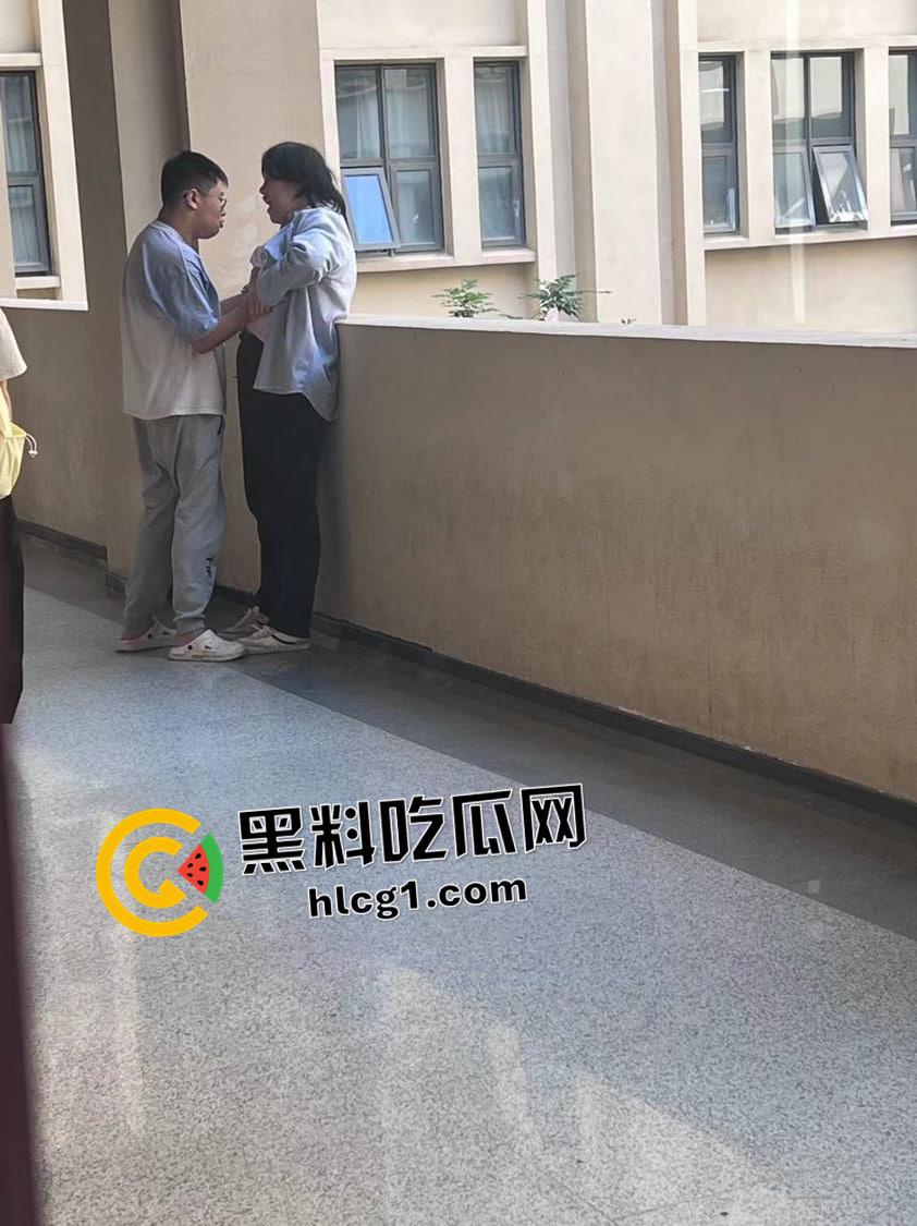 炸裂高二学生 楼道亲嘴摸奶 奶子被揉的飞起 你俩直接当场干吧-5