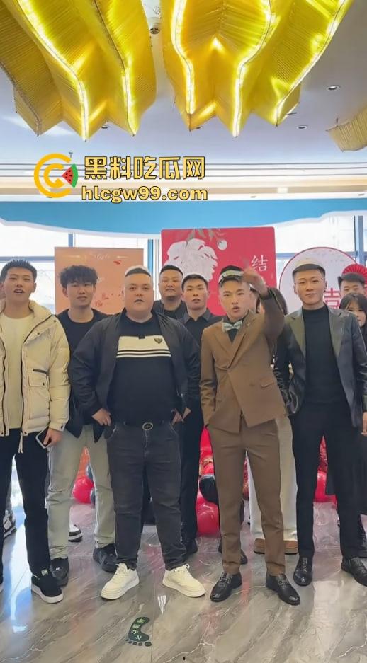 青海回族精神小伙结婚直播炸裂翻车,跟大哥吵架直接掀桌子砸盘子,这婚结得比打架还热闹!-5