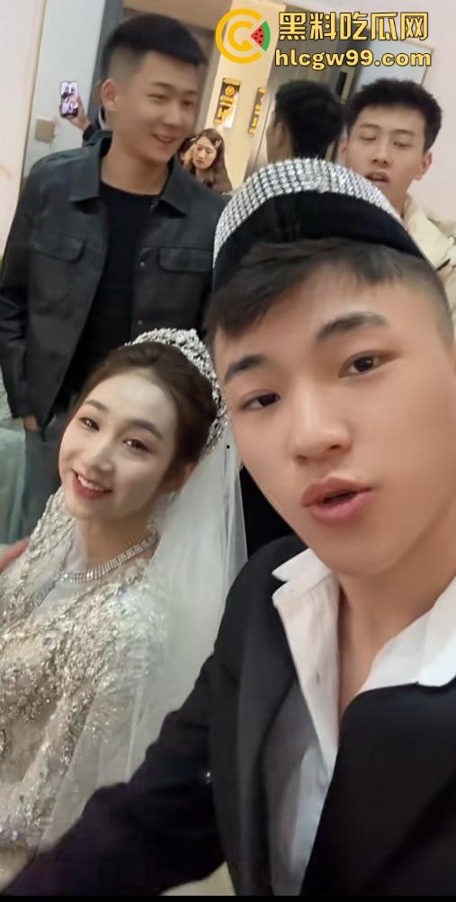 青海回族精神小伙结婚直播炸裂翻车,跟大哥吵架直接掀桌子砸盘子,这婚结得比打架还热闹!-6