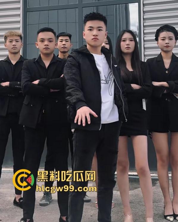 青海回族精神小伙结婚直播炸裂翻车,跟大哥吵架直接掀桌子砸盘子,这婚结得比打架还热闹!-7