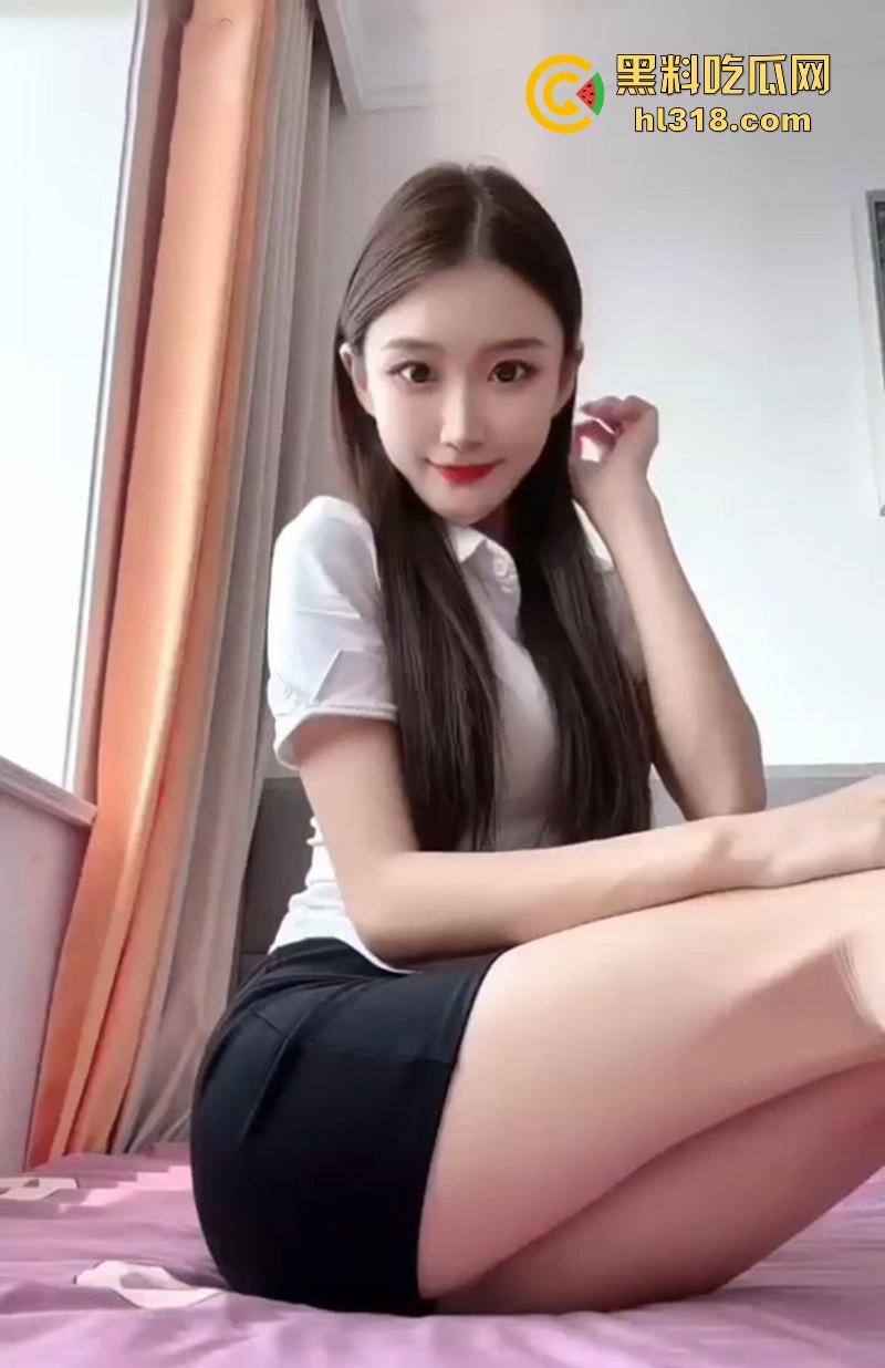 抖音擦边网红【猪妮妮Ss】定制福利曝光,极品女神穿紧身瑜伽裤,玉足揉搓玩具,逼缝清晰可见诱惑无比!-5