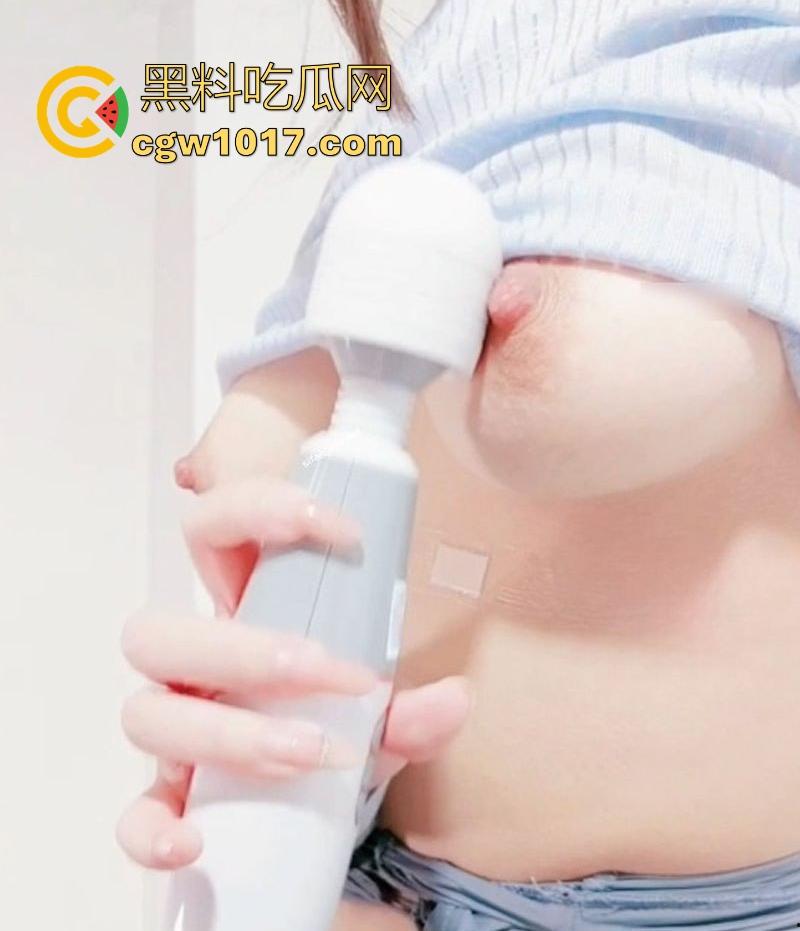 性感巨乳福利姬【小蔡头喵喵喵】淋浴下水珠顺着裸躯滑落，性感酥胸火辣诱人，抓起AV棒嗡嗡直捅光溜嫩穴！-8