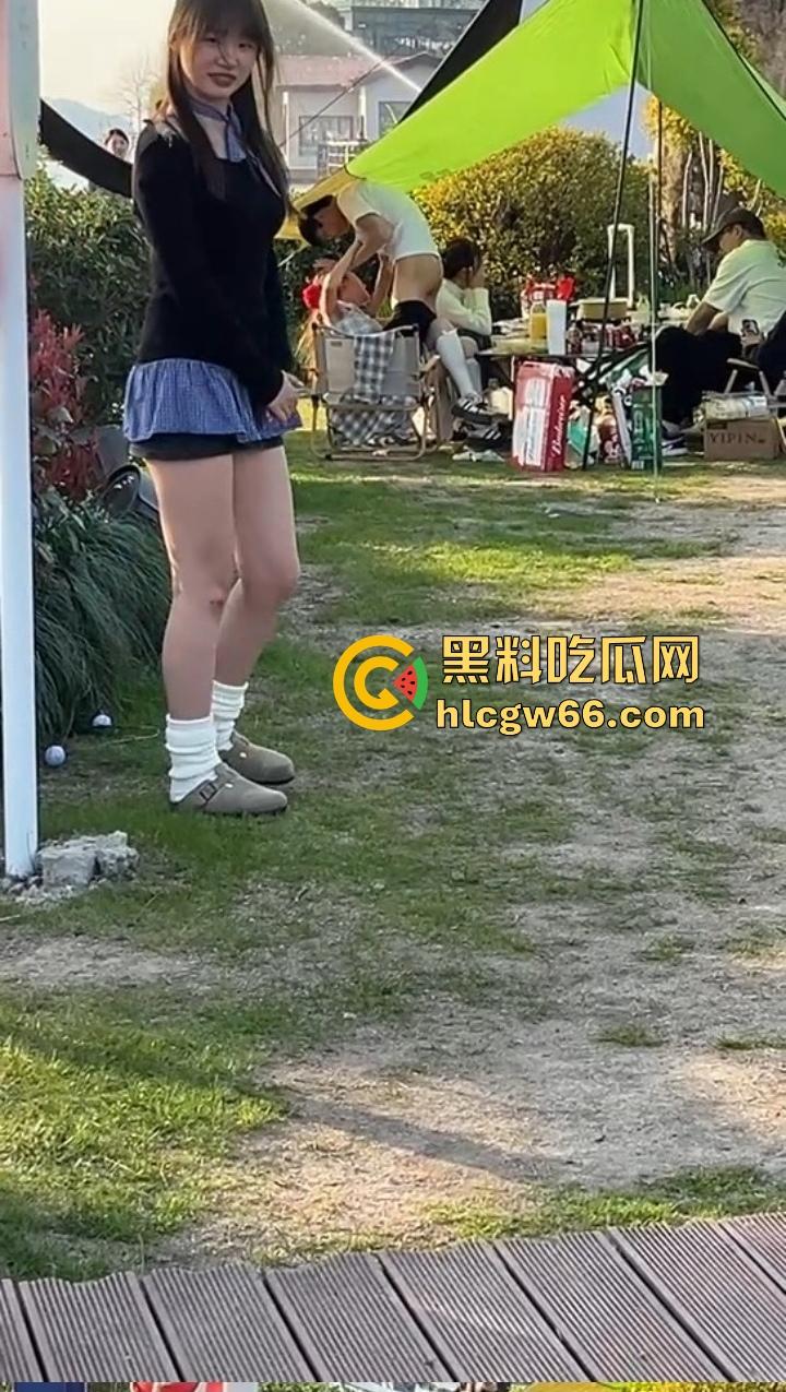 币圈KOL济州岛野外发情现场曝光,当众掏屌喂人吃,吓懵思密达游客,进酒店黑丝爆操不当人!-7