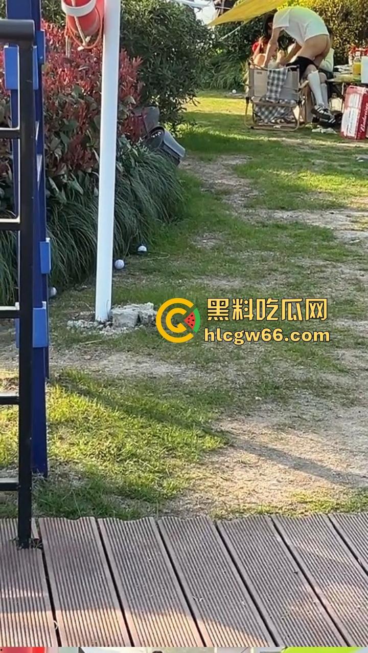 币圈KOL济州岛野外发情现场曝光,当众掏屌喂人吃,吓懵思密达游客,进酒店黑丝爆操不当人!-8