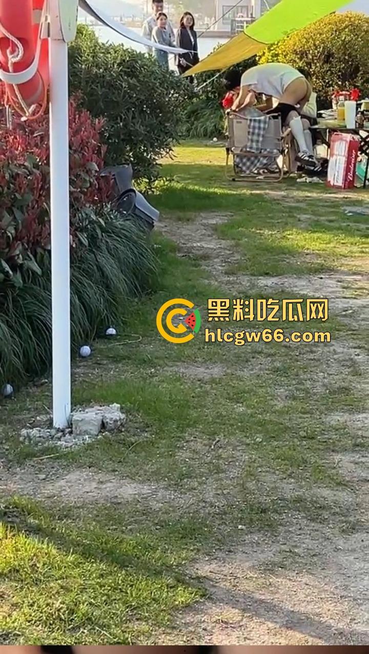 币圈KOL济州岛野外发情现场曝光,当众掏屌喂人吃,吓懵思密达游客,进酒店黑丝爆操不当人!-9