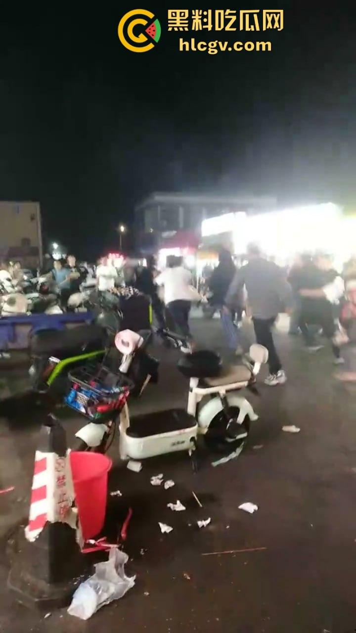 珠海渣男约会小三遭全家围堵暴打 无耻小三被扒光游街 亲爹都看不下去了！-5