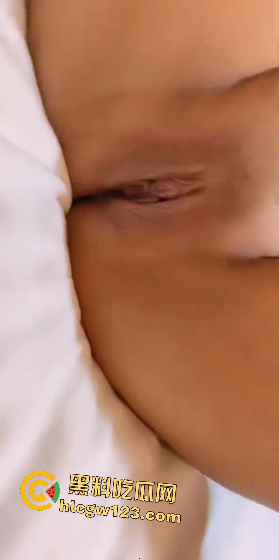 黑人猛干媚黑婊!闺蜜在一旁解说肥臀弹起,社会小妹啥场面都见过,但看到黑屌心里有一丝恐惧!-2