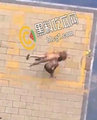 实拍社会青年暴虐女友 看女孩纹身也是个精神小妹 这是多大仇打成这样 头发都被扯掉了-1