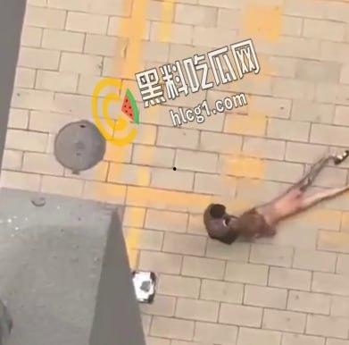 实拍社会青年暴虐女友 看女孩纹身也是个精神小妹 这是多大仇打成这样 头发都被扯掉了-7