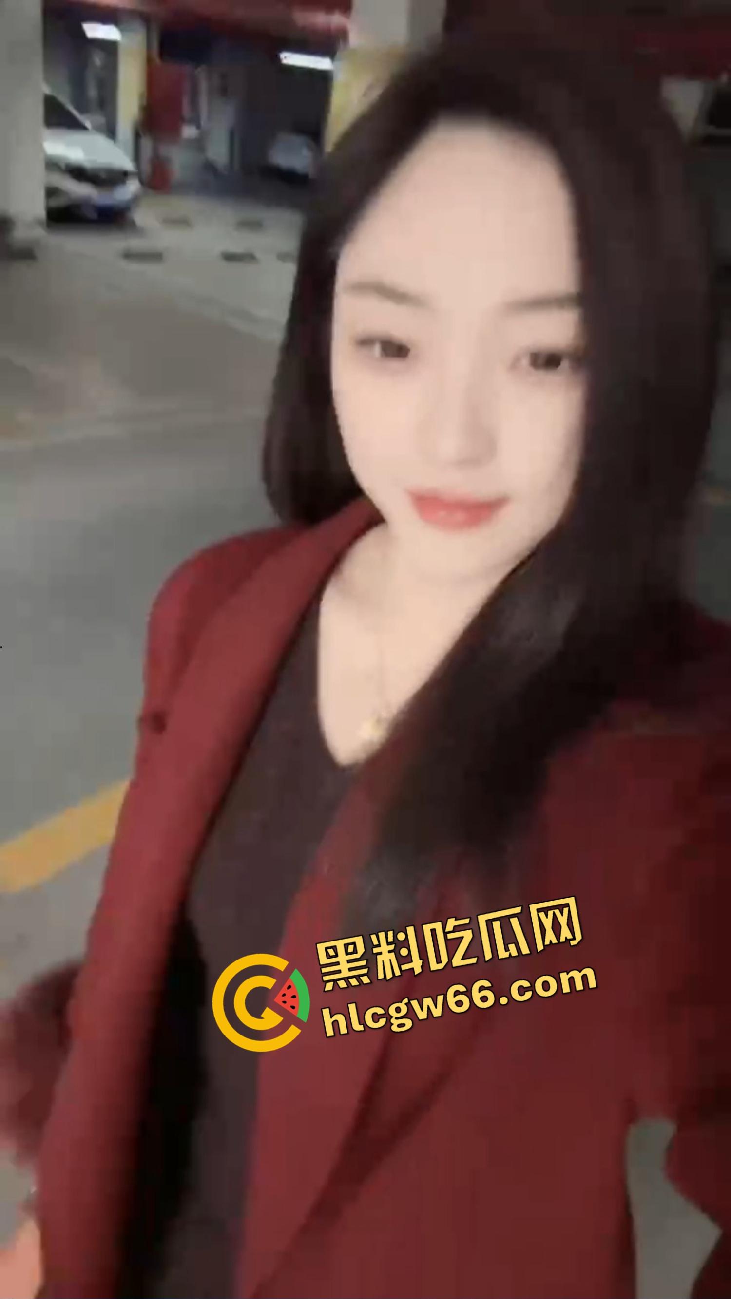 厦门老哥调教爱宠如母狗！街头穿情趣装趴地学狗叫，进男厕舔小便池，一边舔着还一脸享受！-4