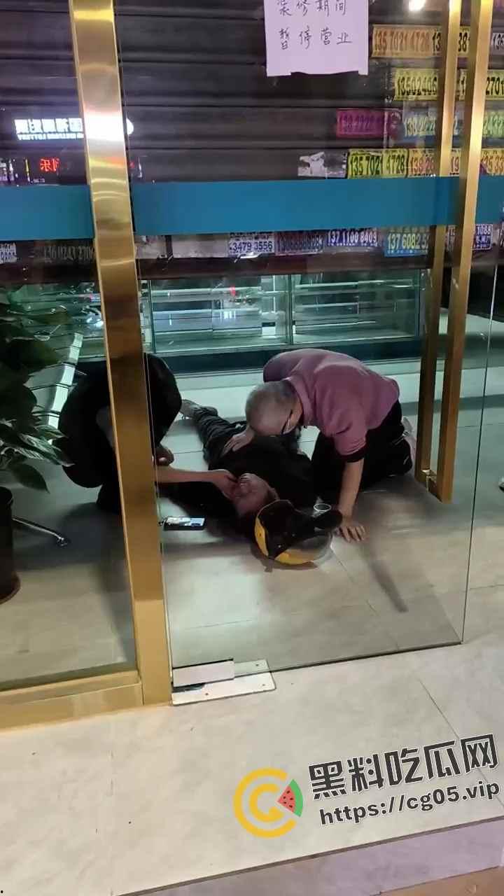畅跑外卖员过劳猝死!一人跑三个人的量 卷死同行 卷死自己 现场抢救画面曝光-4