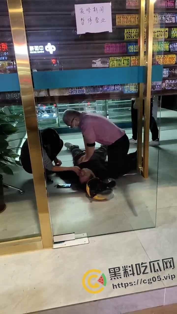畅跑外卖员过劳猝死!一人跑三个人的量 卷死同行 卷死自己 现场抢救画面曝光-5