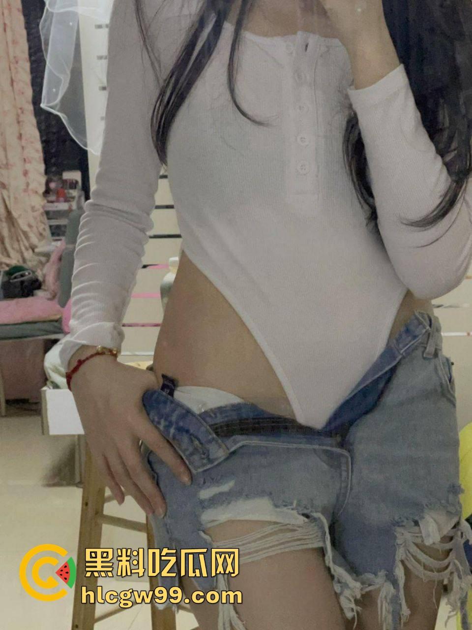 推特极品福利姬【小熊驾驶员】金主定制福利视频流出，扣穴揉奶骚得像个魅魔，眼神勾人到炸裂！-5