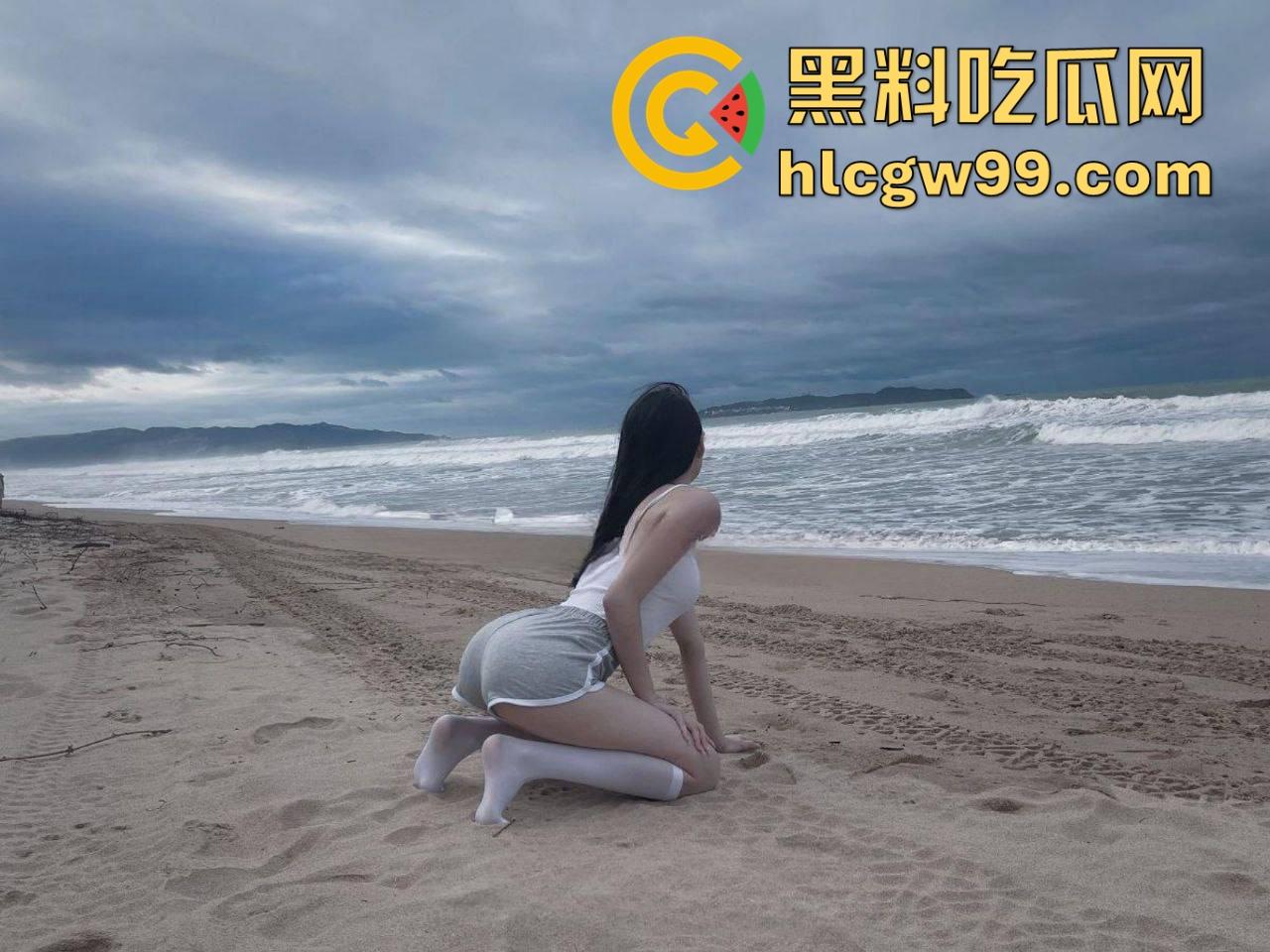 推特极品福利姬【小熊驾驶员】金主定制福利视频流出，扣穴揉奶骚得像个魅魔，眼神勾人到炸裂！-11