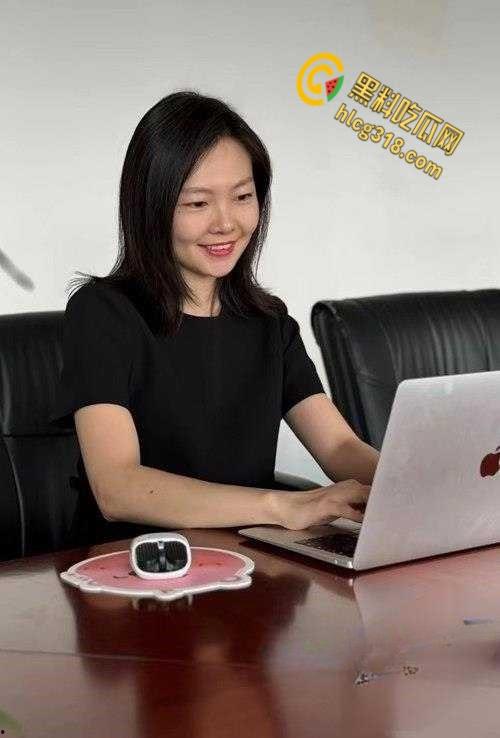 山东航空少妇【王萱】就爱偷情出轨，老公不在家就与男同事偷情，情趣黑丝口珠样样少不了！-1