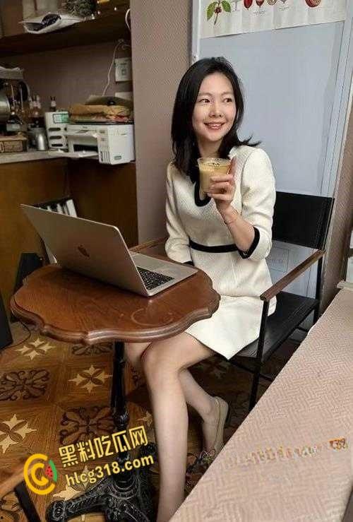 山东航空少妇【王萱】就爱偷情出轨，老公不在家就与男同事偷情，情趣黑丝口珠样样少不了！-4