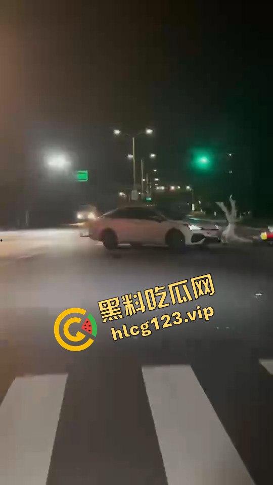 女骑手正常行驶被傻逼左转车撞飞,空中旋转一圈鞋都甩没了,男友赶来还被司机骂傻逼!-1