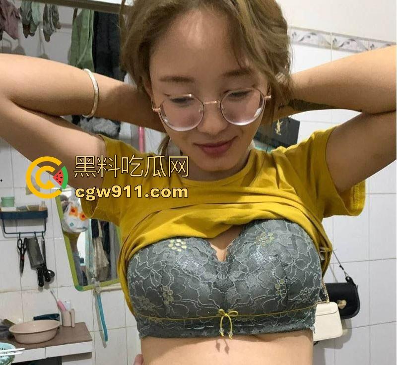 不是哥们你很难想象，这么瘦小的身材下竟然藏着这么丰满的巨乳，再搭配上她斯文的脸庞，很难想象如此反差！-3