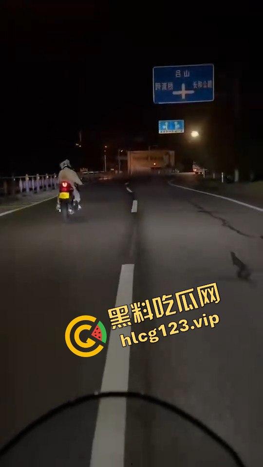 女骑手正常行驶被傻逼左转车撞飞,空中旋转一圈鞋都甩没了,男友赶来还被司机骂傻逼!-2