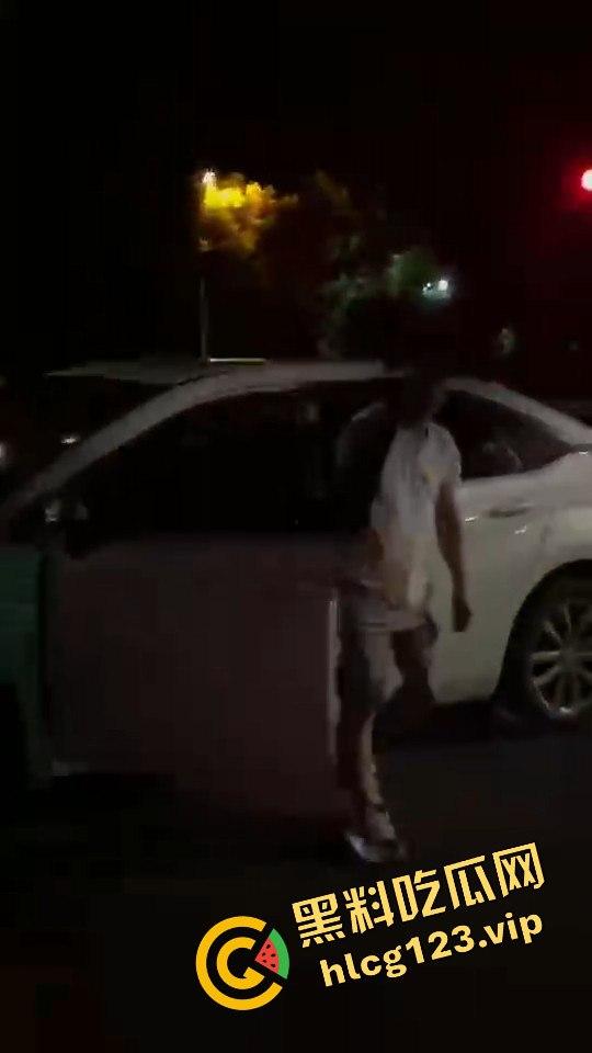 女骑手正常行驶被傻逼左转车撞飞,空中旋转一圈鞋都甩没了,男友赶来还被司机骂傻逼!-3