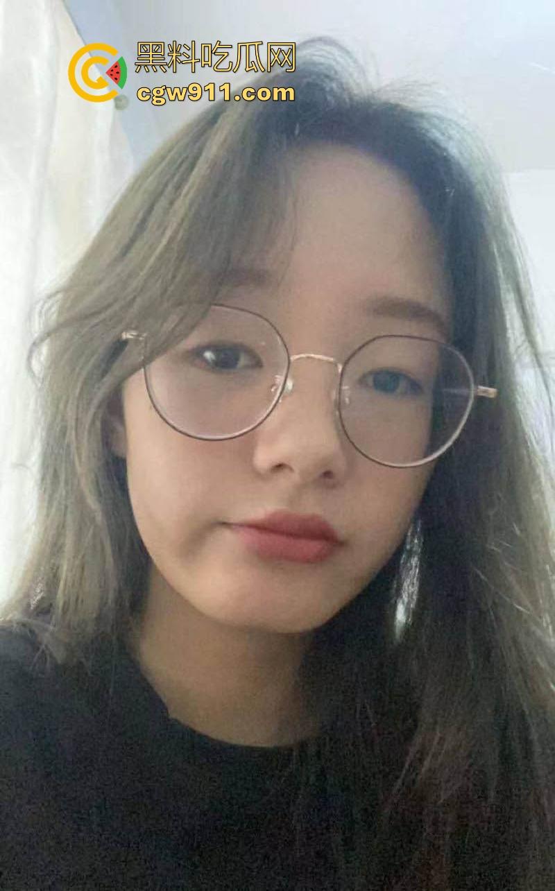 不是哥们你很难想象，这么瘦小的身材下竟然藏着这么丰满的巨乳，再搭配上她斯文的脸庞，很难想象如此反差！-4