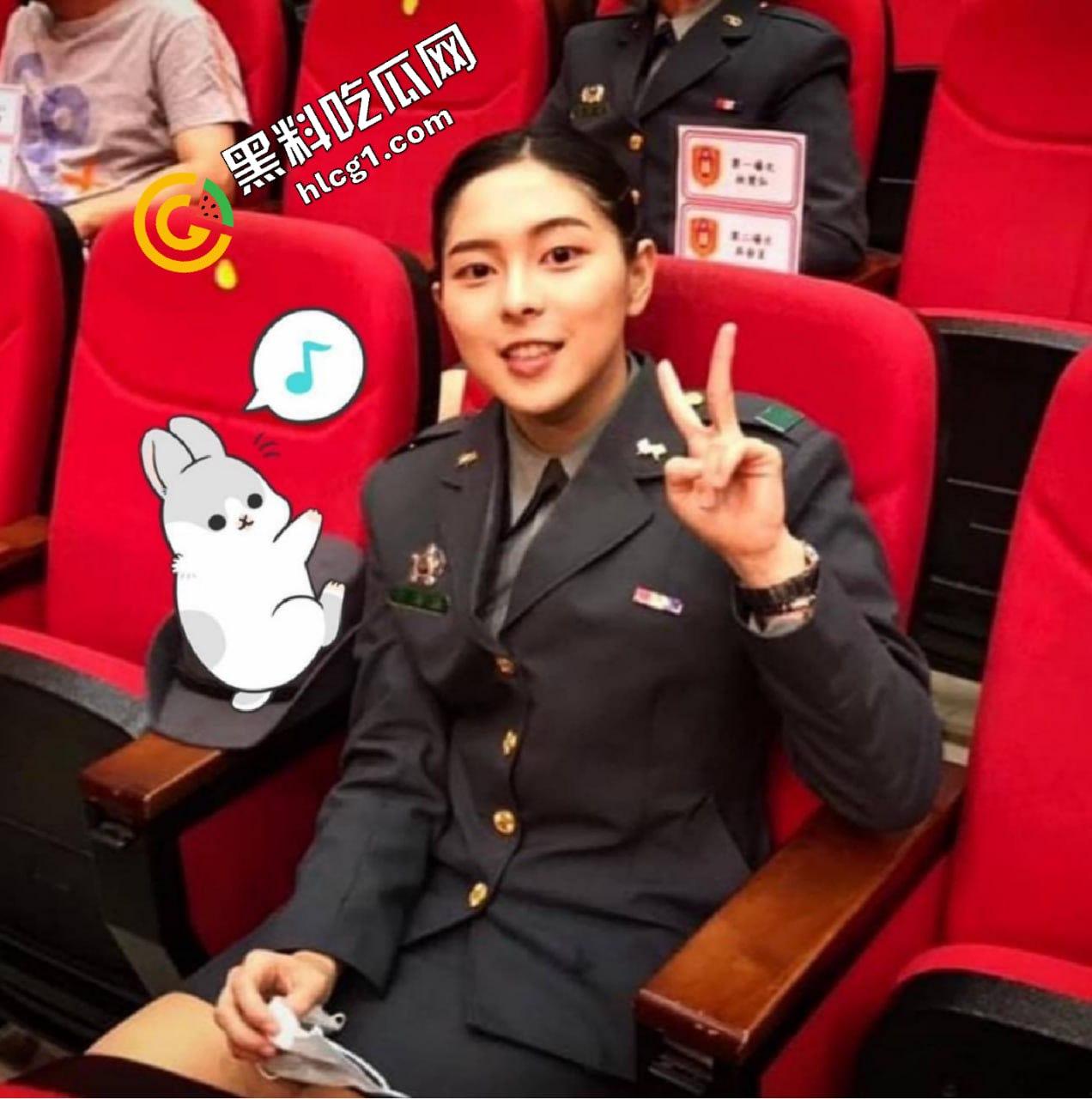 台湾超正女士官李语涵 遭爆兼职赚外快 高冷女警官一脸淫荡让你带上套套  要顶不住了-1