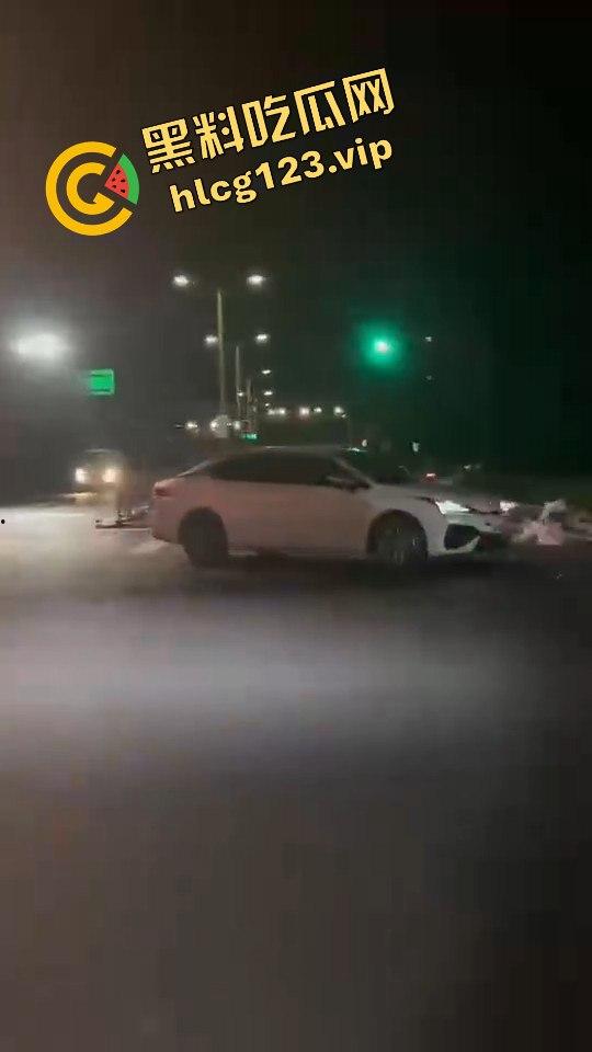 女骑手正常行驶被傻逼左转车撞飞,空中旋转一圈鞋都甩没了,男友赶来还被司机骂傻逼!-4