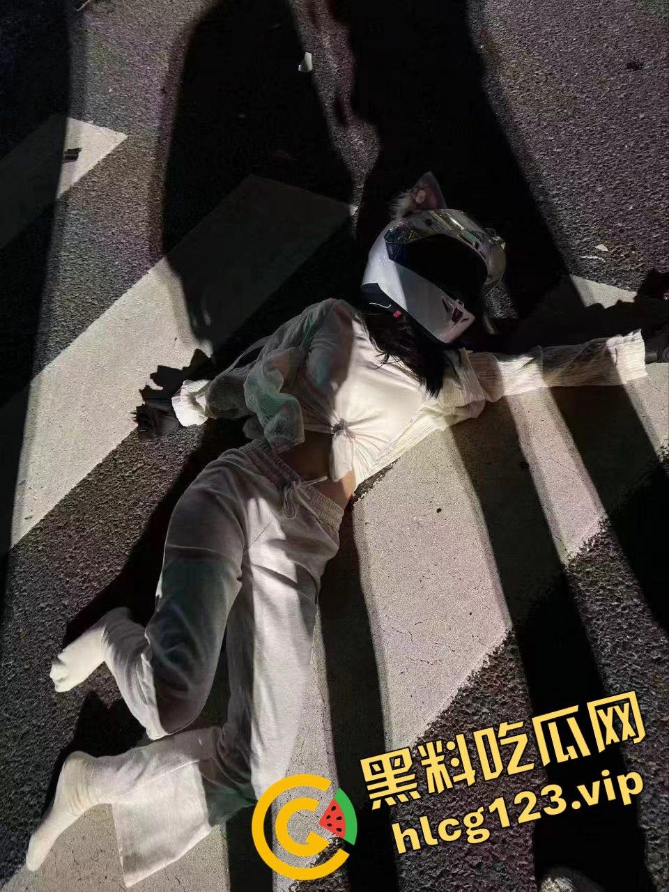 女骑手正常行驶被傻逼左转车撞飞,空中旋转一圈鞋都甩没了,男友赶来还被司机骂傻逼!-5