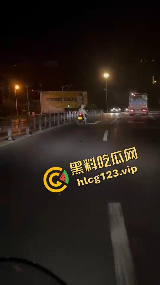 女骑手正常行驶被傻逼左转车撞飞,空中旋转一圈鞋都甩没了,男友赶来还被司机骂傻逼!-6