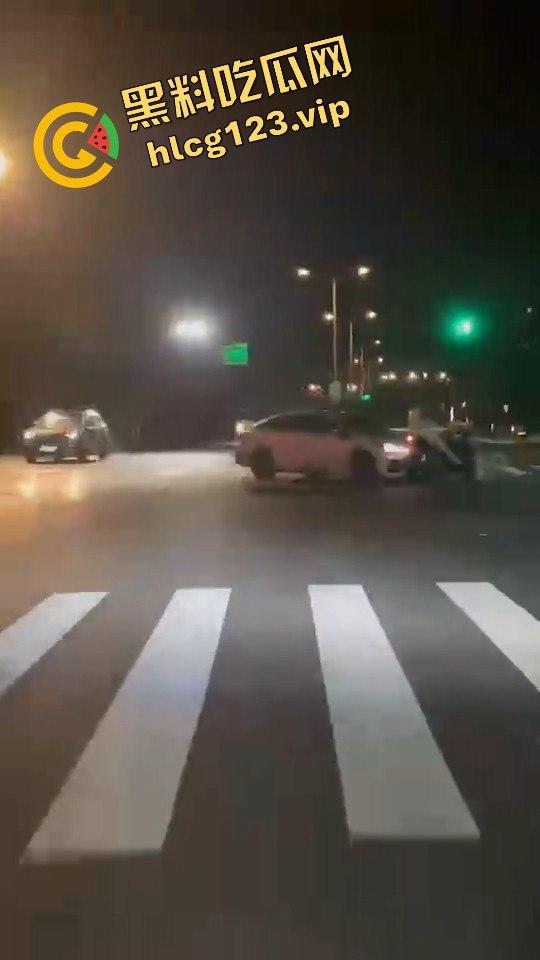 女骑手正常行驶被傻逼左转车撞飞,空中旋转一圈鞋都甩没了,男友赶来还被司机骂傻逼!-7