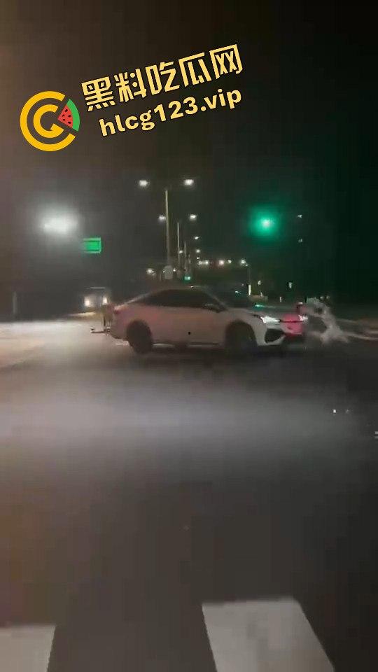 女骑手正常行驶被傻逼左转车撞飞,空中旋转一圈鞋都甩没了,男友赶来还被司机骂傻逼!-8