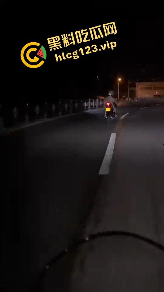 女骑手正常行驶被傻逼左转车撞飞,空中旋转一圈鞋都甩没了,男友赶来还被司机骂傻逼!-9