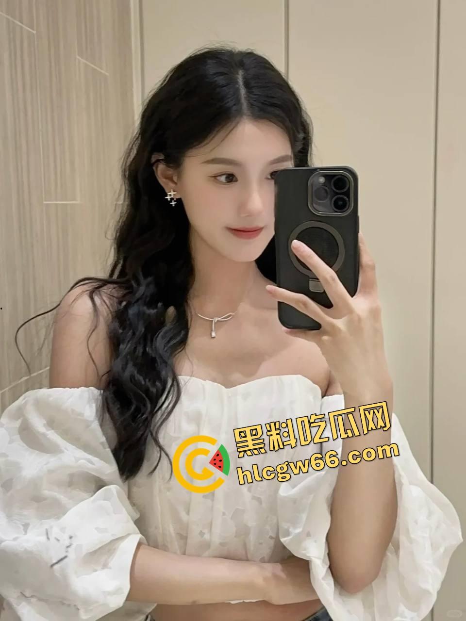 健身教练爆操肥臀女学员,八块腹肌打桩如锤机,床震三十分钟不歇火,操得骚妹尖叫断片!-1