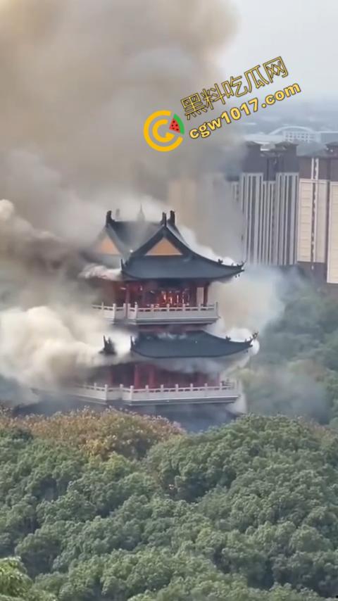 张家港凤凰山火焰翻腾：古寺在烈火中化为飞灰，黑烟滚滚，古建焦黑，无情怒火吞噬文化遗珍，可怕景象令人心碎-7