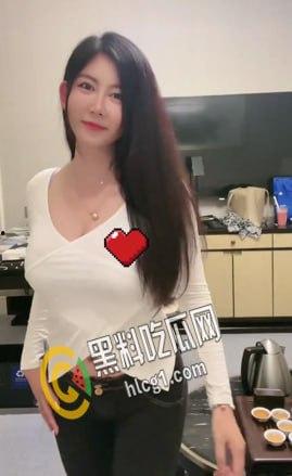 抖音网红反差骚货 李雅 在商场楼道跪舔粉丝 口交镜前后入啪啪射肥臀 姐姐真是太宠粉啦！-8