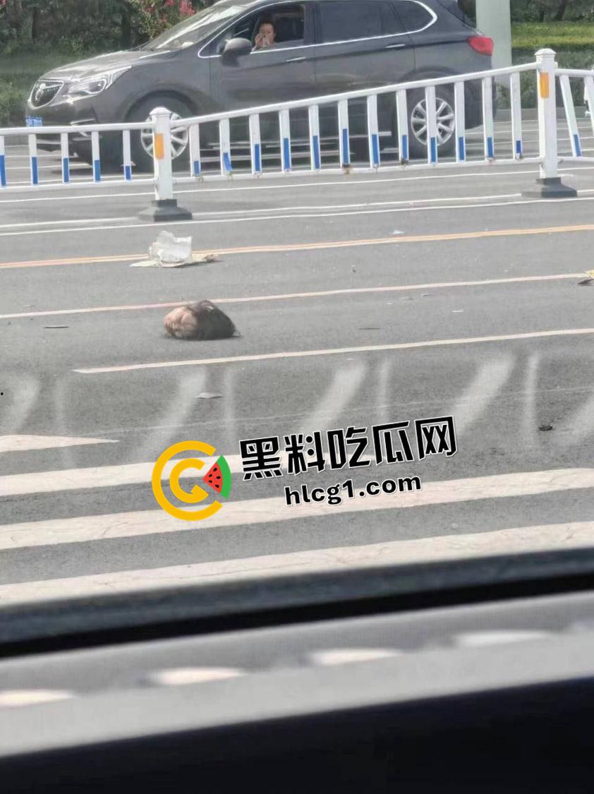 山东聊城抢绿灯真掉头！电车路人当场人头落地 皮球打滚 现场无码 心理承受能力低慎入-1