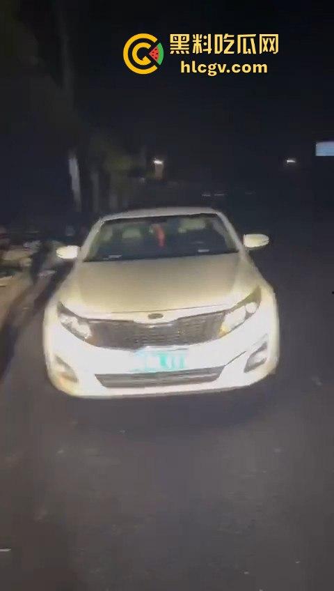 清远抖音小网红【糖糖烧烤地摊造】现场被抓奸，裤子脱光还喊我真的没做！-2